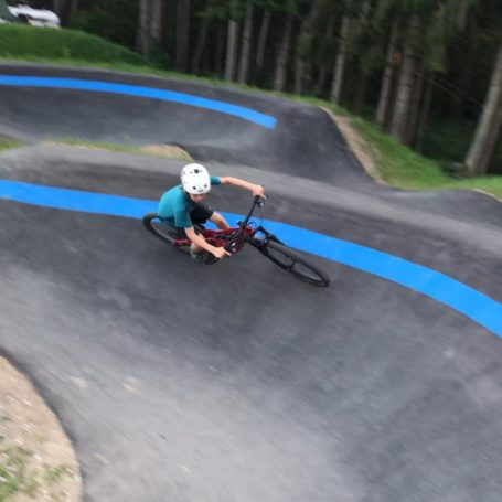 Junge im Pumptrack Junge fährt im Pumptrack