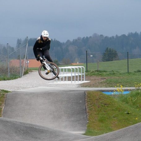 Kind im Pumptrack Kind auf Laufrad im Pumptrack